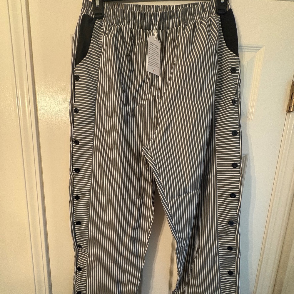 Made with Love, XL (but more like a L) gray and white vertical trip, pockets